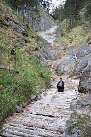 Impressionen vom Burnout-Seminar: Begehung und Meditation Strowolln-Schlucht in St. Martin bei Lofer - Seminar mit Kai Romhardt <span>© Foto Walter, Grieskirchen</span>